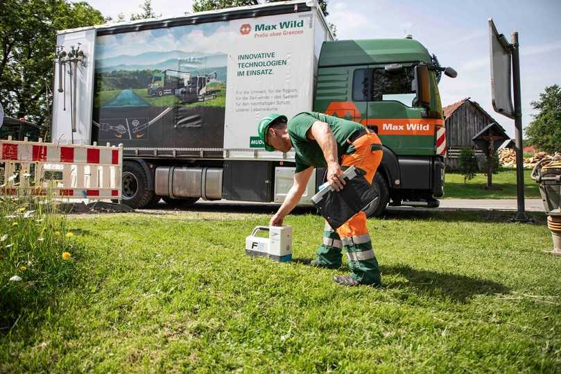 Ein Mitarbeiter von Max Wild ortet den Bohrkopf während der Horizontalbohrung. | Foto: Max Wild GmbH Ein Mitarbeiter von Max Wild ortet den Bohrkopf während der Horizontalbohrung. | Foto: Max Wild GmbH