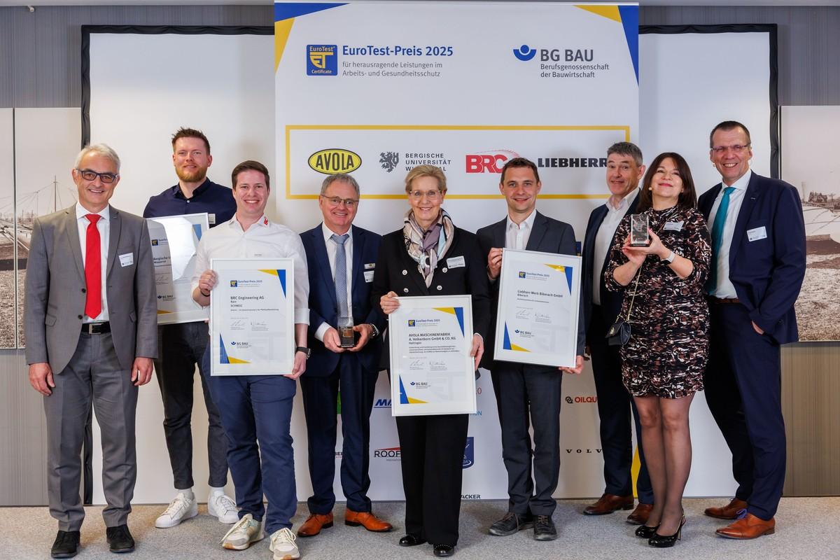 Die BG BAU hat auf der bauma drei Unternehmen und eine Universität mit dem EuroTest-Preis 2025 ausgezeichnet. | Foto: bundesfoto/Bernd Lammel