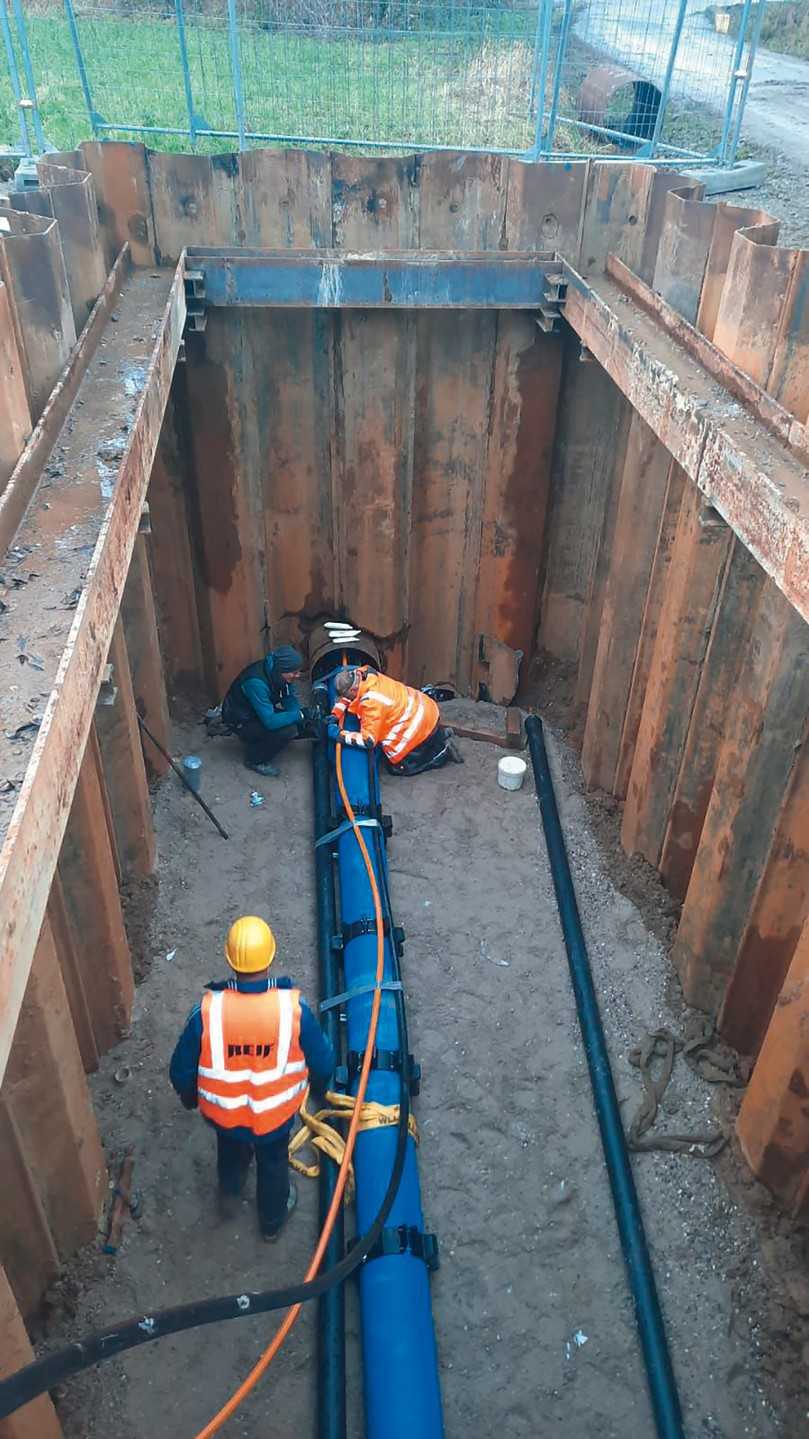 Um eine geschützte Weide und einen Bach auf 40 m schonend zu unterqueren, führte Reif auch eine Horizontaldurchpressung mit Stahlrohren DN 600 durch. Hierin werden die Wasserleitung DN 300 sowie Leerrohre für den Breitbandausbau eingezogen. | Foto: Reif Bauunternehmung GmbH & Co. KG Um eine geschützte Weide und einen Bach auf 40 m schonend zu unterqueren, führte Reif auch eine Horizontaldurchpressung mit Stahlrohren DN 600 durch. Hierin werden die Wasserleitung DN 300 sowie Leerrohre für den Breitbandausbau eingezogen. | Foto: Reif Bauunternehmung GmbH & Co. KG