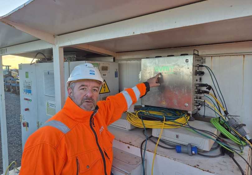 Jürgen Göckel erklärt die Main Control Unit. In dieser Box außerhalb des Tunnels befindet sich neben den Zentralrechner auch der Router für einen eigenen Internetanschluss. | Foto: VMT