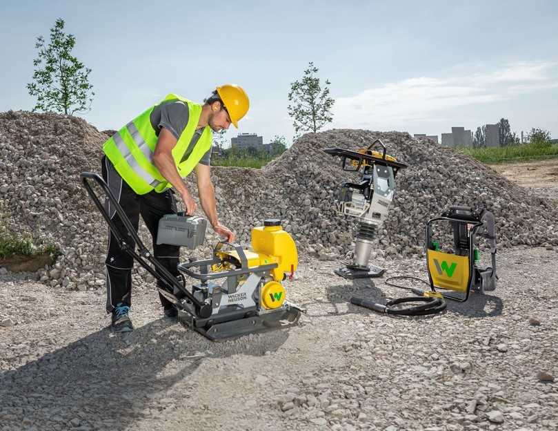 Akku einsetzen und losverdichten: Die elektrische Rüttelplatte AP1850e (links) bekommt bald weitere Batterie-Geschwister, verspricht Wacker Neuson. | Foto: Wacker Neuson Akku einsetzen und losverdichten: Die elektrische Rüttelplatte AP1850e (links) bekommt bald weitere Batterie-Geschwister, verspricht Wacker Neuson. | Foto: Wacker Neuson