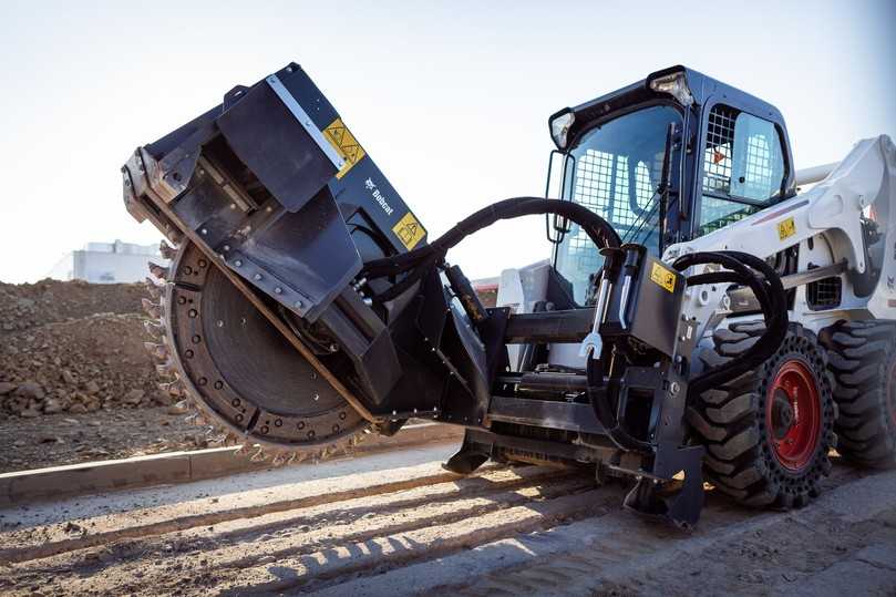 Mit der selbstnivellierenden Kaltfräse oder der Radsäge können Anwender Asphaltflächen schneiden und anschließend mit demselben Trägerfahrzeug kehren, Asphalt verteilen und die neue Schicht verdichten. | Foto: Bobcat