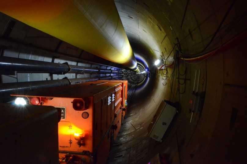 Circa 4 km tief ist der ElbX-Tunnel bereits: Über das Schienensystem fährt eine kleine Bahn in die Röhre hinein. | Foto: B_I/Saric