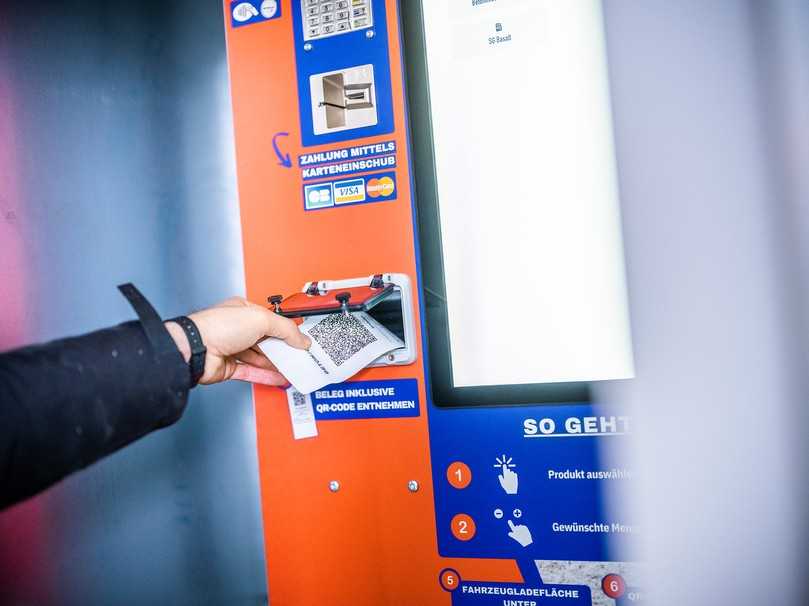 Der „Baustoffkiosk“ ist ein Selbstbedienungsterminal für den personallosen Verkauf, der so theoretisch 24 Stunden am Tag, sieben Tage die Woche möglich wäre. Die Bedienung erfolgt kontaktlos per EC-/Kreditkarte oder RFID-Chip. | Foto: Beton2go