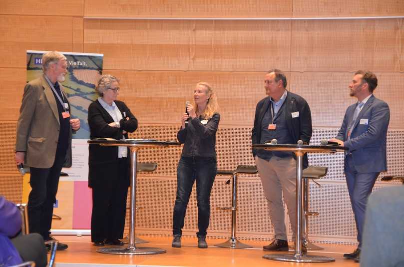 Podiumsdiskussion über Alleen im Landeshaus in Kiel: Holger Gerth (von links), Vizepräsident des SHHB, Katja Günther, Staatssekretärin im Umweltministerium Schleswig-Holstein, Katharina Dujesiefken, Alleenverantwortliche beim BUND Mecklenburg-Vorpommern, Dr. Frank Schoppa vom Bund deutscher Baumschulen Schleswig-Holstein und Philipp Frank, Bürgermeister der Gemeinde Seedorf. | Foto: B_I MEDIEN/Budde