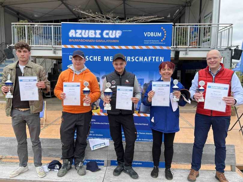 Zum zweiten Mal fand im April 2023 auf der RATL-Messe in Karlsruhe der Azubi-Cup, die Baumaschinen-Simulatoren-Meisterschaft des VDBUM, statt. Beim Großseminar 2024 in Willingen folgt nun die dritte Ausgabe. | Foto: VDBUM Zum zweiten Mal fand im April 2023 auf der RATL-Messe in Karlsruhe der Azubi-Cup, die Baumaschinen-Simulatoren-Meisterschaft des VDBUM, statt. Beim Großseminar 2024 in Willingen folgt nun die dritte Ausgabe. | Foto: VDBUM