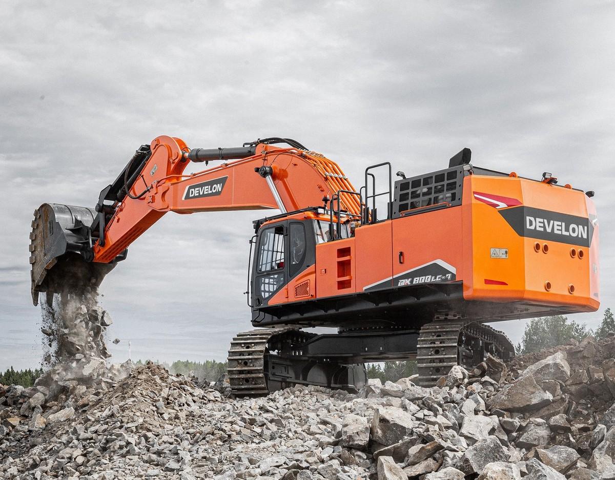 Seit diesem Jahr nicht mehr der größte Develon-Bagger auf europäischem Boden, aber mit knapp 80 Tonnen Gewicht und 400 kW Motorleistung auch ein ganz schöner Brocken: Der DX800LC-7 Raupenbagger wird auf dem Steinexpo-Demogelände im Zusammenspiel mit dem Radlader DL550-7 und dem knickgelenkten Muldenkipper DA45-7 4x4 zu sehen sein. | Foto: Develon