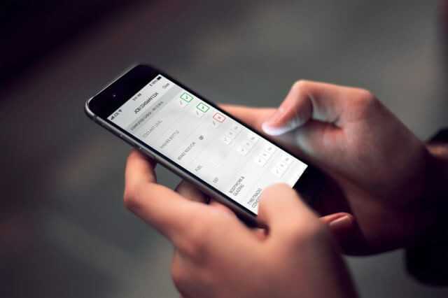 Mit JCB’s „Livelink“-Telematiksystem kann der Anwender die tägliche Wartung einfach mit dem Smartphone dokumentieren. Bei Fehlermeldungen erhält er eine Benachrichtigung. | Foto: JCB