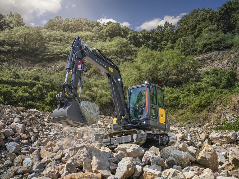Volvo schickt neues Bagger-Trio in die Wüste