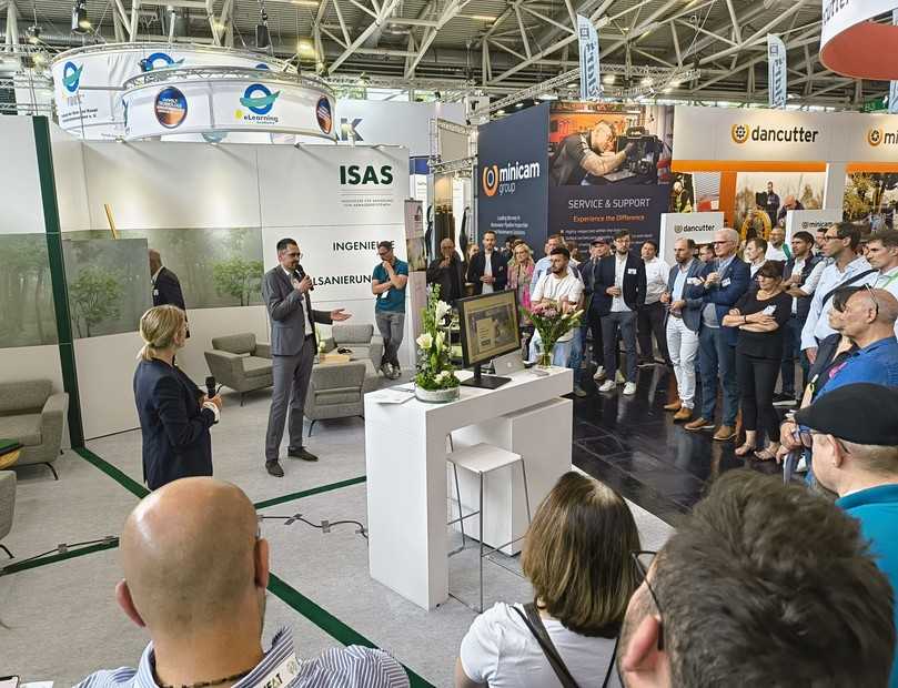 Daniel Korczinski, ISAS GmbH, informierte auf der IFAT 2024 in München über AZ-Rohre und die Anerkennung der Schlauchliner als emissionsarm. | Foto: B_I/Valdix Daniel Korczinski, ISAS GmbH, informierte auf der IFAT 2024 in München über AZ-Rohre und die Anerkennung der Schlauchliner als emissionsarm. | Foto: B_I/Valdix