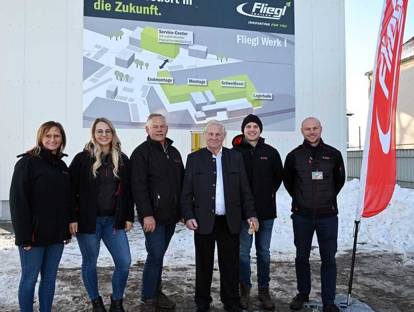 Das Fliegl-Führungsteam (v.li.): Margit Fliegl, Lisa Fliegl (Leitung Einkauf), Helmut Fliegl (Geschäftsführer), Josef Fliegl sen. (Firmengründer), Johannes Fliegl (Vertrieb) und Maximilian Fliegl (Werksleiter). | Foto: FH