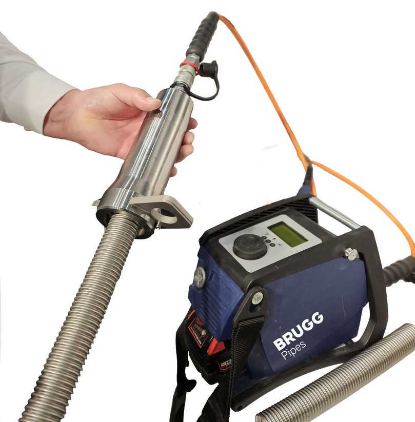 Verpressung der Casaflex Quick Press Verbindung mit Presswerkzeug direkt auf der Baustelle | Foto: Brugg Pipes