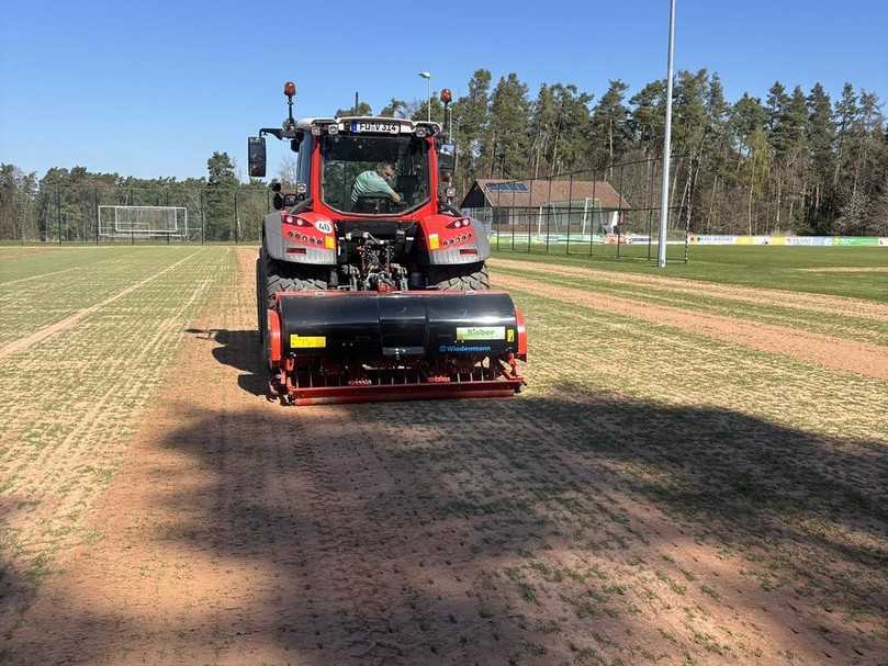 Wiedenmanns Tiefenlüfter Terra Spike XD im Einsatz bei Bieber Sportplatzpflege: Je leistungsstärker und beanspruchter die Maschine, umso wichtiger die Wartung. | Foto: Wiedenmann Wiedenmanns Tiefenlüfter Terra Spike XD im Einsatz bei Bieber Sportplatzpflege: Je leistungsstärker und beanspruchter die Maschine, umso wichtiger die Wartung. | Foto: Wiedenmann