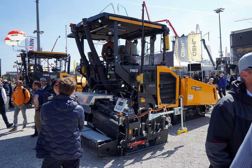 Vielseitiger Allrounder für den Asphalteinbau: Der Straßenfertiger ABG 6820 überzeugt mit hoher Einbauqualität auch bei niedrigen Asphalttemperaturen. | Foto: Ammann