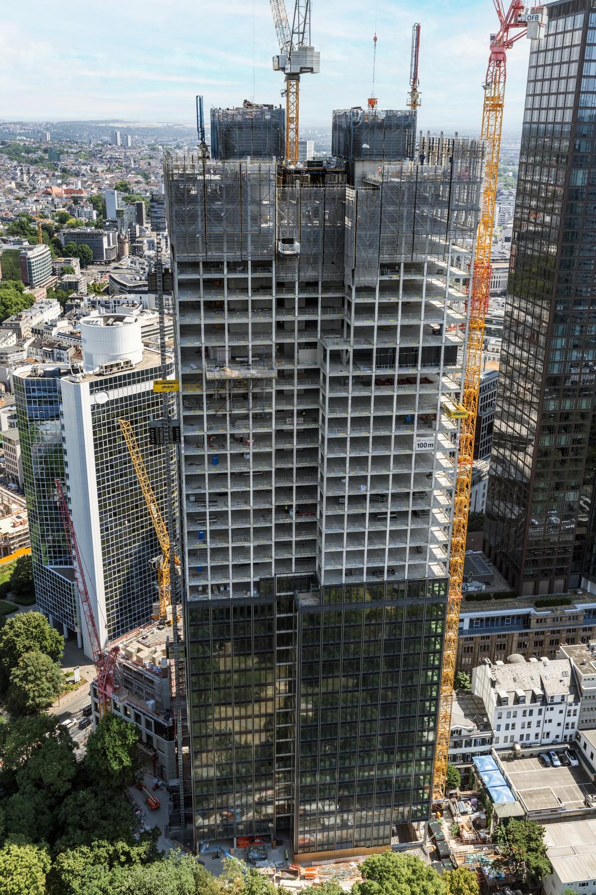 Der „Central Business Tower“ wächst im Wochentakt in die Höhe, auch dank selbstkletternder Arbeitsplattform SCP von Doka. | Foto: Doka