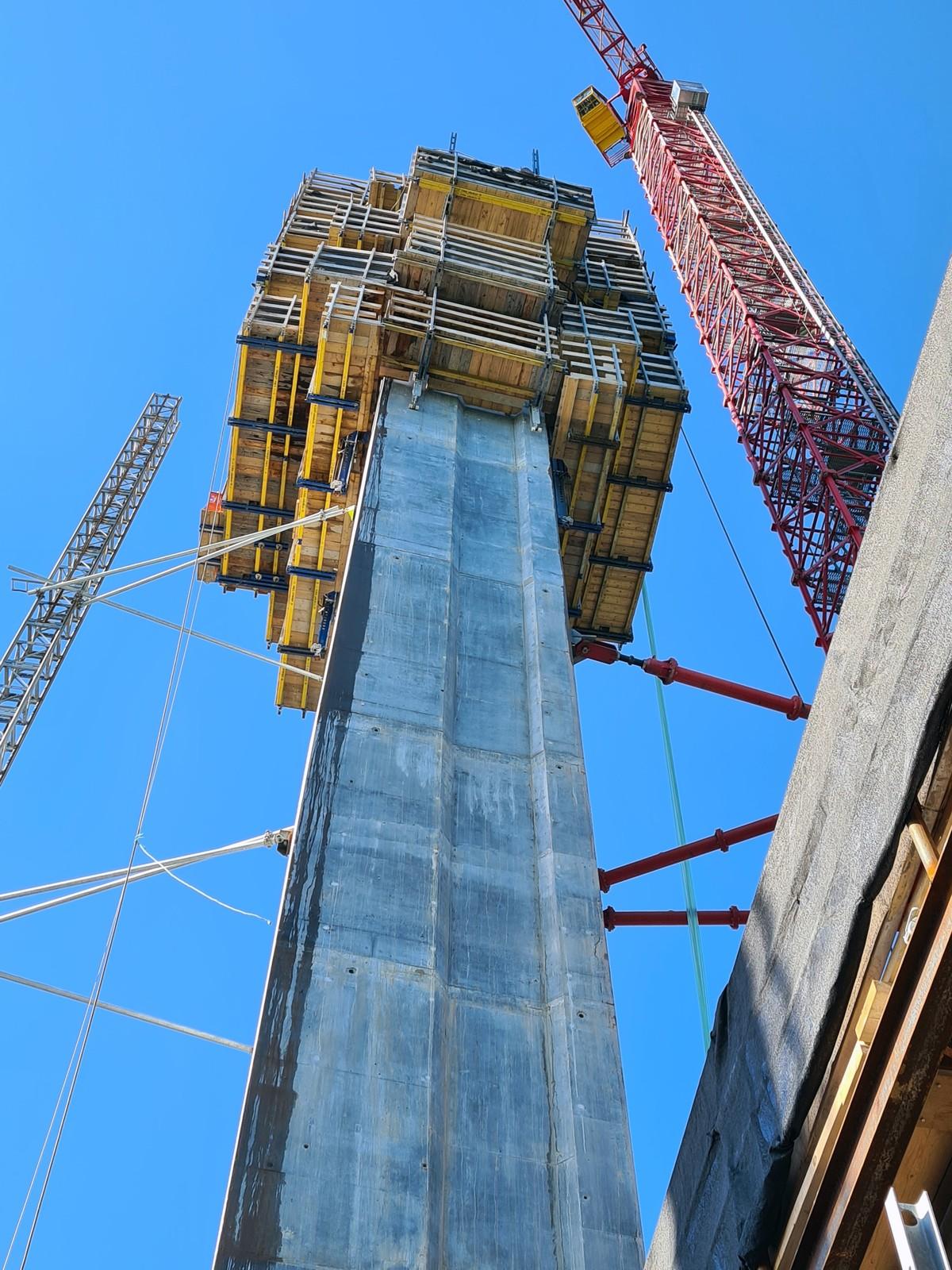 Die Selbstkletterschalungen SKE100 plus und SKE50 plus ermöglichten die Herstellung des 102 Meter hohen Pylons. | Foto: SBJV