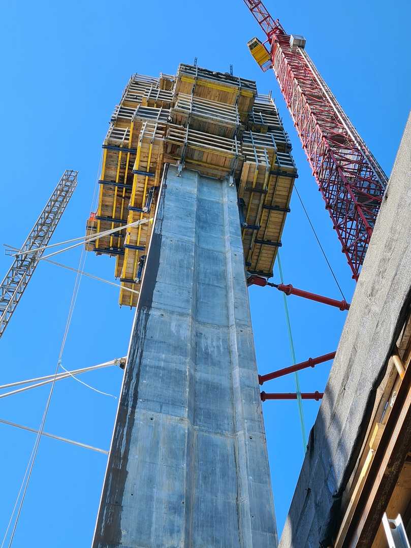 Die Selbstkletterschalungen SKE100 plus und SKE50 plus ermöglichten die Herstellung des 102 Meter hohen Pylons. | Foto: SBJV