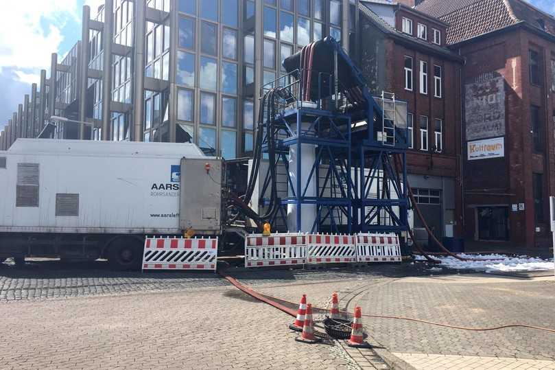 Mit Hilfe eines Synthesefaserliners in Kombination mit Warmwasserhärtung wurden in Hannover 683 m in den Nennweiten DN 1000 bis DN 1200 saniert. Das Besondere: Die Renovierung konnte von einem Schacht aus in drei Haltungen erfolgen. | Foto: Aarsleff Mit Hilfe eines Synthesefaserliners in Kombination mit Warmwasserhärtung wurden in Hannover 683 m in den Nennweiten DN 1000 bis DN 1200 saniert. Das Besondere: Die Renovierung konnte von einem Schacht aus in drei Haltungen erfolgen. | Foto: Aarsleff