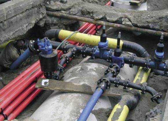 Einbau von kreuzenden Ver- und Entsorgungsleitungen