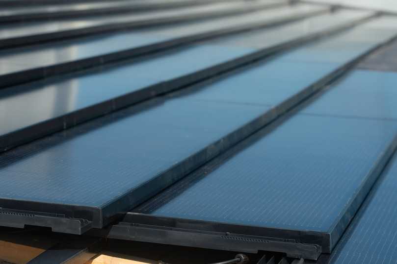 Das Erlus Energiedach vereint Solarstrom und Wetterschutz: Das Indach-Modul bewahrt die Optik und ersetzt 6,5 Ziegel. | Foto: Erlus