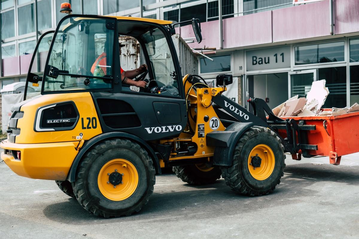 Der Akku-betriebene Volvo L20-Radlader verlädt Container mit Recyclingmaterialien aus dem Siemens-Gebäude. | Foto: QUATEX