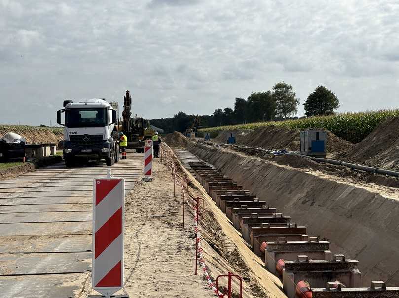 Verlegeweise im offenen Graben: Das Power Protect-Rohrsystem wird mit Hilfe einer Auftriebssicherung bei der Verfüllung mit Flüssigboden gesichert. | Foto: Egeplast Verlegeweise im offenen Graben: Das Power Protect-Rohrsystem wird mit Hilfe einer Auftriebssicherung bei der Verfüllung mit Flüssigboden gesichert. | Foto: Egeplast