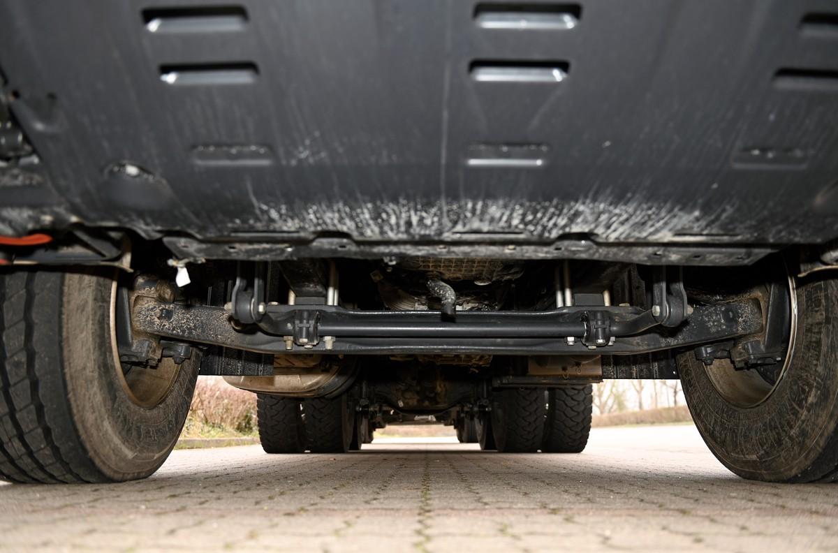 Die Stahlschutzplatte für die Aggregate reicht nicht weit genug nach hinten, so dass die Ölwanne gefährlich lebt. | Foto: QUATEX