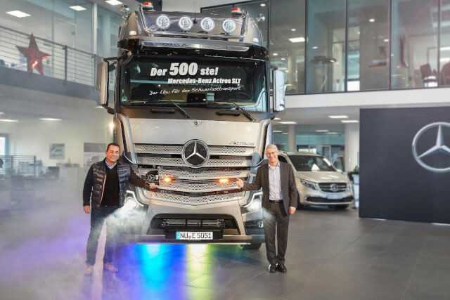 TSB-Geschäftsführer Edwin Beitinger (links) nimmt die Zugmaschine von Andreas Schmid, Leiter Mercedes-Benz Vertriebsdirektion Lkw Süd, im schwäbischen Gundelfingen entgegen. | Fotos: Mercedes-Benz