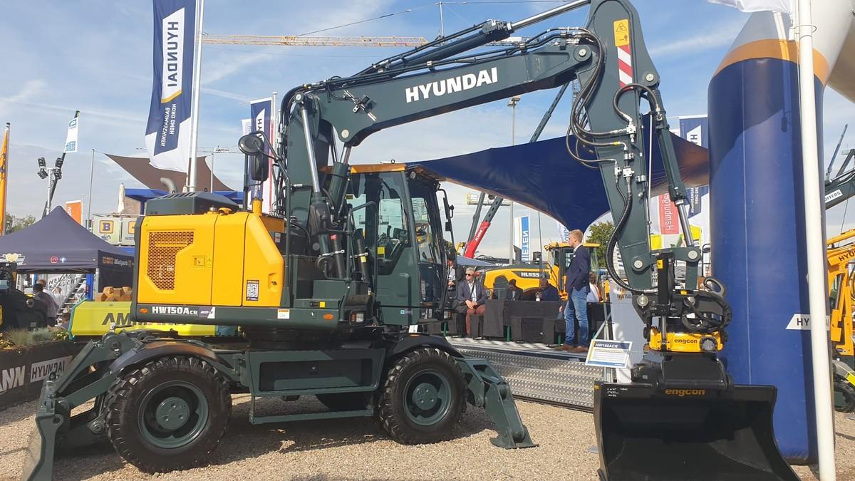 Europapremiere auf der Nordbau 2022 für den HW 150ACR von Hyundai, ein Bagger der 17t-Klasse. Geschäftsführer Bram Akkermans von Hyundai Baumaschinen Nord sieht den Bagger insbesondere für Einsätze im Straßenbau und bei kleineren Tiefbaumaßnahmen geeignet. | Foto: B_I/Grimm