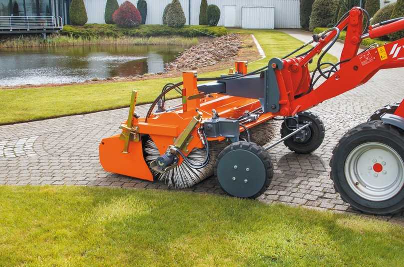 Mit zwei lenkbaren Radantrieben ist die Kehrmaschine Bema Sweezy 25 Dual WD unabhängig vom Trägerfahrzeug | Foto: Bema GmbH Maschinenfabrik Mit zwei lenkbaren Radantrieben ist die Kehrmaschine Bema Sweezy 25 Dual WD unabhängig vom Trägerfahrzeug | Foto: Bema GmbH Maschinenfabrik