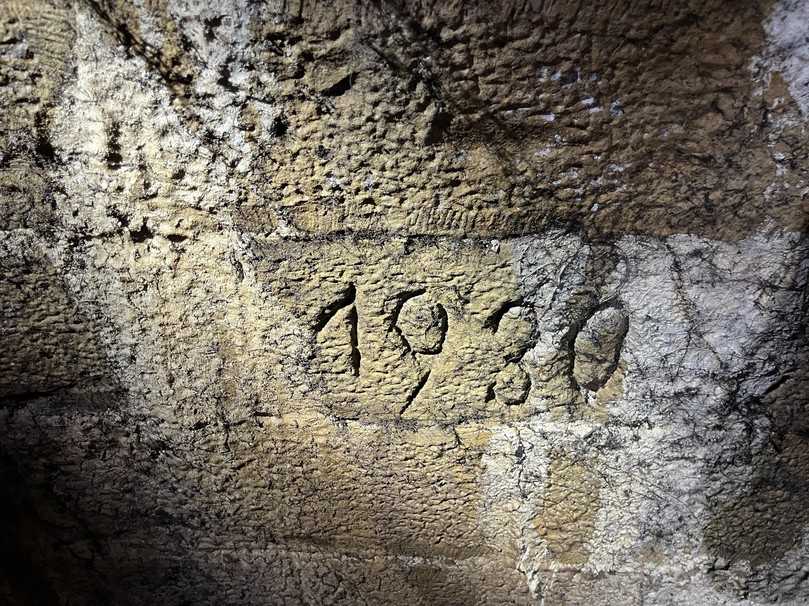 Eingemeißelte Jahreszahl im Kanal | Foto: TeamBau