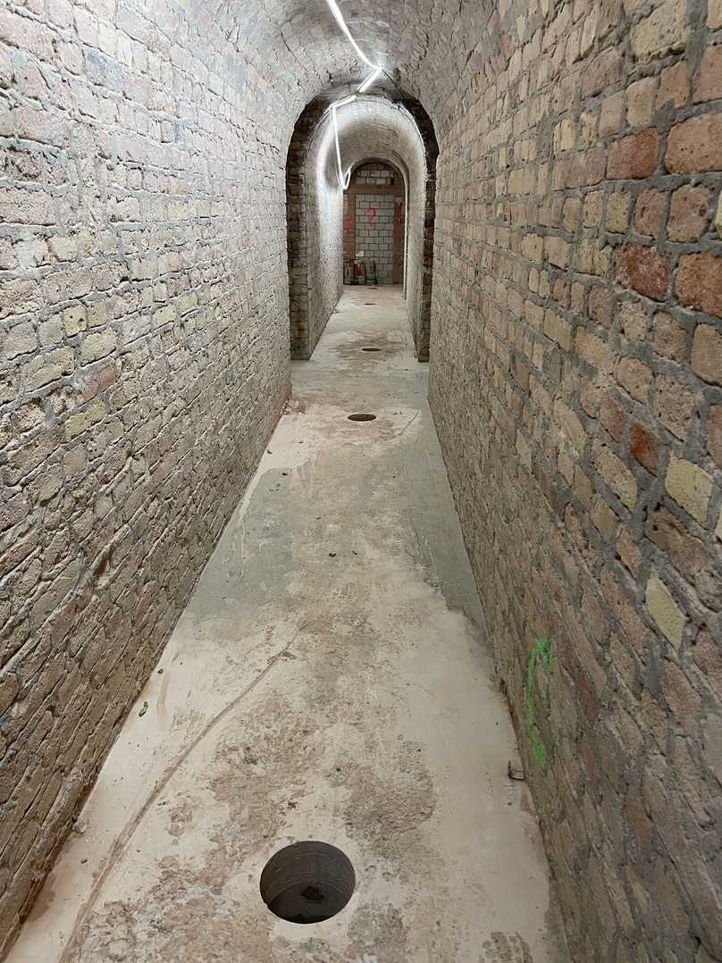 Um zu beurteilen, ob die Verfüllung der unteren Ebene mit Flüssigboden wie gewünscht erfolgt wurden in regelmäßigen Abständen Löcher in die abzubrechende Ebene gebohrt. | Foto: BQF e.V. Um zu beurteilen, ob die Verfüllung der unteren Ebene mit Flüssigboden wie gewünscht erfolgt wurden in regelmäßigen Abständen Löcher in die abzubrechende Ebene gebohrt. | Foto: BQF e.V.