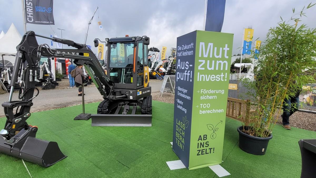 Elektrische Baumaschinen waren fast an allen Ständen im Freigelände der Nordbau 2026 Thema - inklusive Finanzierungsberatung wie hier bei Volvo. | Foto: bb