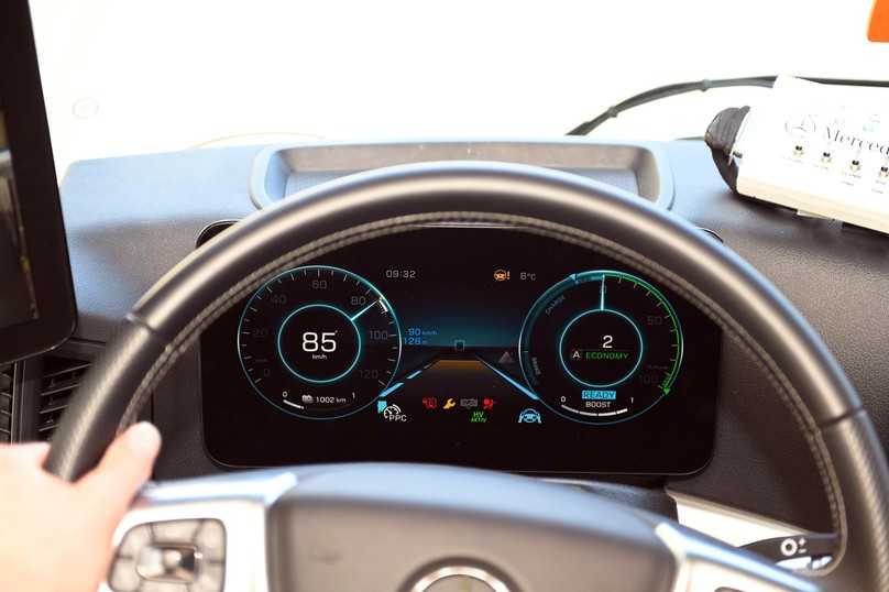 Das rechte Rundinstrument dient als Powermeter und zeigt aktuell Energierückgewinnung wie auch Energieverbrauch an. | Foto: B_I MEDIEN Das rechte Rundinstrument dient als Powermeter und zeigt aktuell Energierückgewinnung wie auch Energieverbrauch an. | Foto: B_I MEDIEN
