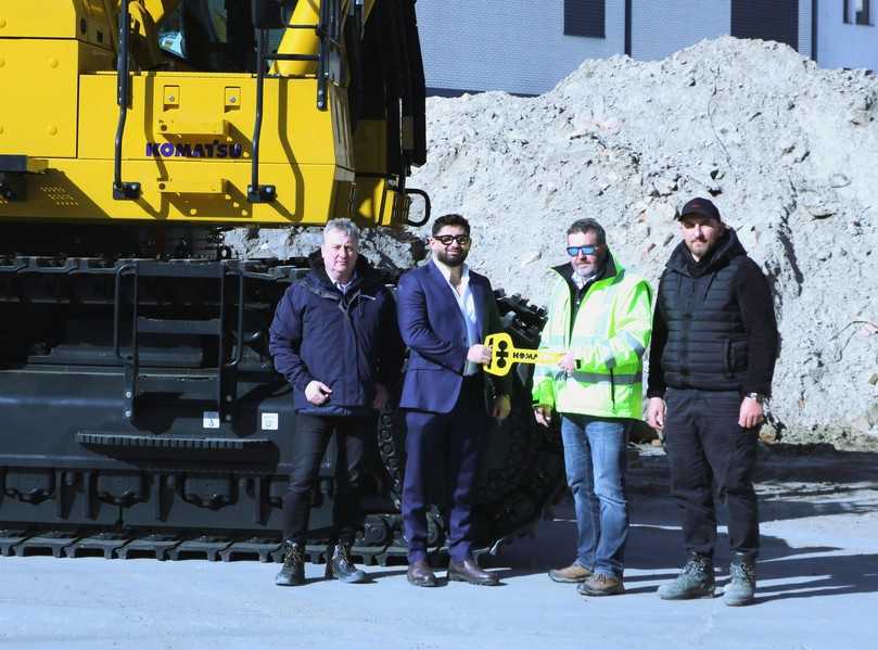 Freude über den Komatsu PC950: (v.l.n.r.) Martin Bolich (Produkt-Verkaufsleiter Schlüter Baumaschinen GmbH), Danijel Stankovic (Inhaber SDL-Citybaumanagement), Uwe Rudnitzki (Gebietsverkaufsleiter Schlüter Baumaschinen Halle GmbH), Stefan Uja (Fahrer SDL). | Foto: Komatsu Freude über den Komatsu PC950: (v.l.n.r.) Martin Bolich (Produkt-Verkaufsleiter Schlüter Baumaschinen GmbH), Danijel Stankovic (Inhaber SDL-Citybaumanagement), Uwe Rudnitzki (Gebietsverkaufsleiter Schlüter Baumaschinen Halle GmbH), Stefan Uja (Fahrer SDL). | Foto: Komatsu