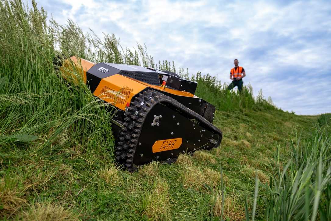 AS 990 Tahr RC – neue ferngesteuerte Mähraupe für Steilhang & Profi-Einsatz