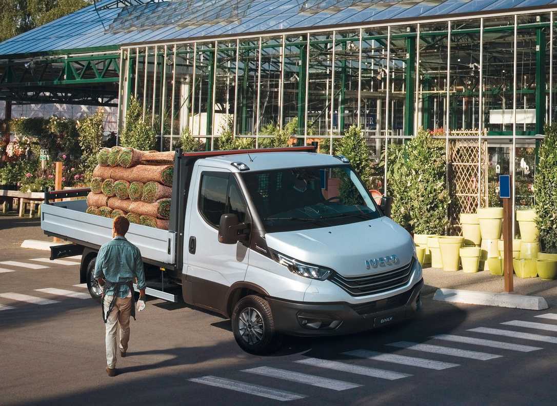 Transporter mit Pritsche für den Gartenbau Transporter mit Pritsche für den Gartenbau