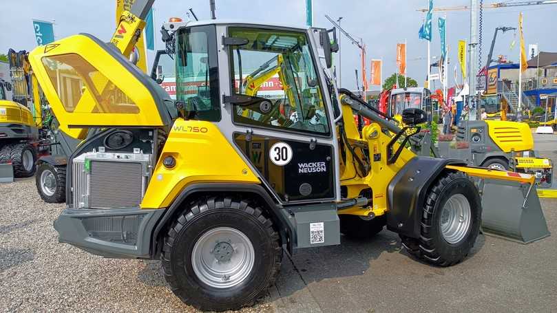 Wacker Neuson führt mit dem Radlader WL750 eine neue Nomenklatur ein, die sich am Schaufelvolumen - hier 75 ccm - orientiert. Der WL750 geht genau wie der ebenfalls neue WL250 in Kürze in den Verkauf. | Foto: B_I MEDIEN/Budde Wacker Neuson führt mit dem Radlader WL750 eine neue Nomenklatur ein, die sich am Schaufelvolumen - hier 75 ccm - orientiert. Der WL750 geht genau wie der ebenfalls neue WL250 in Kürze in den Verkauf. | Foto: B_I MEDIEN/Budde