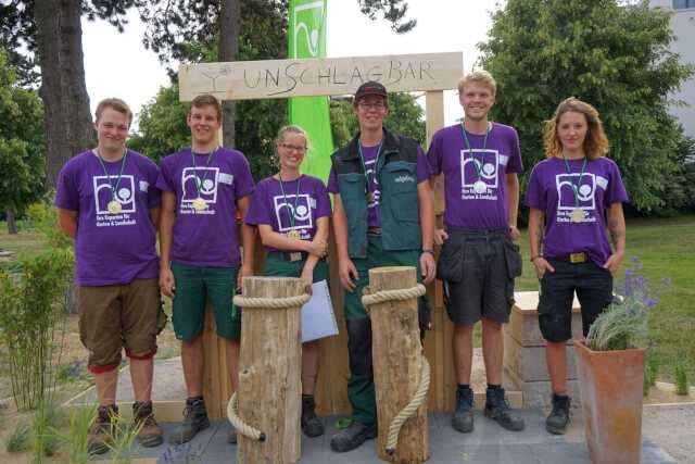 Die drei besten Teams des Landschaftsgärtner-Cups Nord: Tim Andresen und Merlin Schmidt (Platz 2), die Gesamtsieger Kassandra Eißrich und Leonard Sommer und die Drittplatzierten Till Stracke und Sanja Koszlat (v. l. n. r.). | Fotos: Kottich