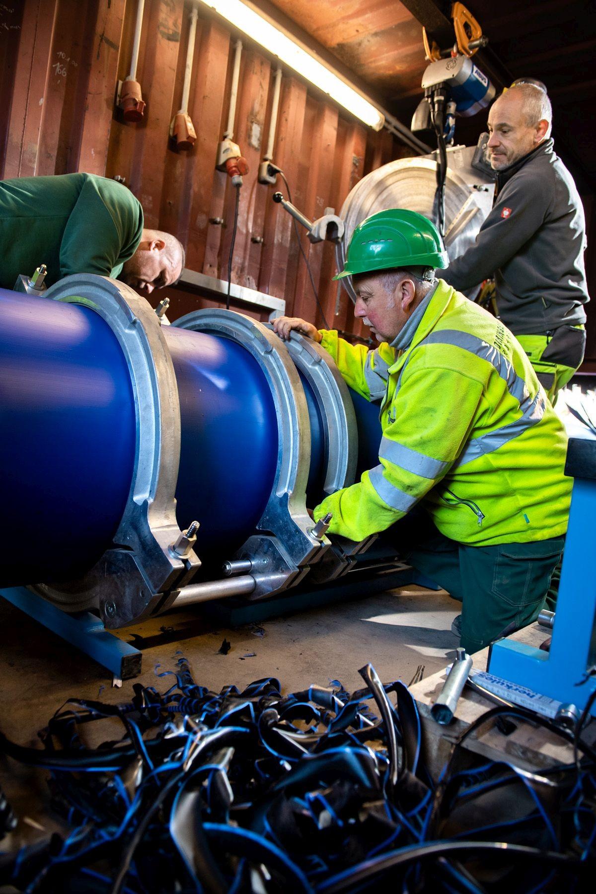 Die einzelnen PE-Rohre werden im Container zu einem Strang verschweißt. | Foto: Benjamin Pritzkuleit