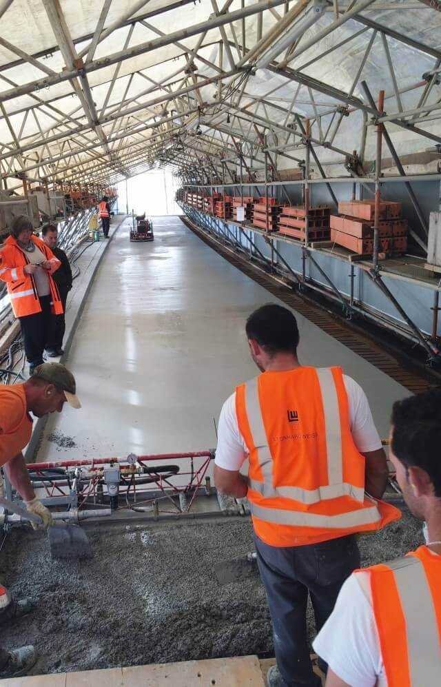 Einbau und Glätten des hochfesten Betons. Einbau und Glätten des hochfesten Betons.