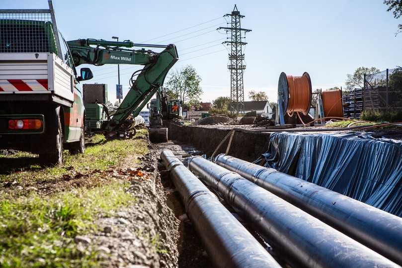 Die Leitungen für das Fernwärmeprojekt „Regenerative Wärmeversorgung Memmingen Süd und Benningen“ werden in rund 1,50 Meter Tiefe verlegt. | Foto: Max Wild