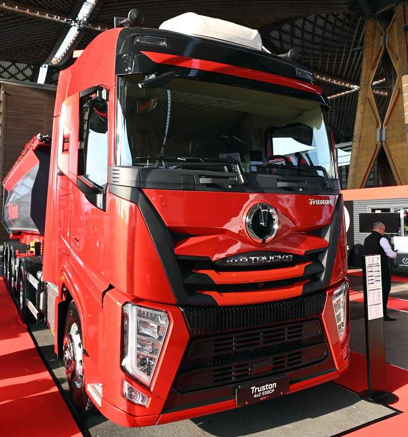 Truston 430 HP 8x4-Hinterkipper aus Rumänien | Foto: QUATEX Truston 430 HP 8x4-Hinterkipper aus Rumänien | Foto: QUATEX