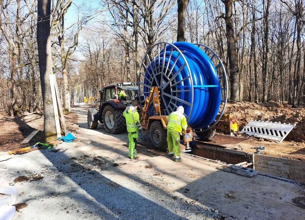 Sanierung einer Transportleitung mit Compact Pipe im Wald