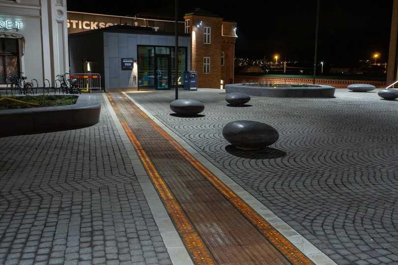 Entwässern kann so schön sein – im schwedischen Jönköping inszenierte Künstler Eric Vallbo die Entwässerungsrinnen BG-FILCOTEN® pro G mit einer Lichtinstallation. | Foto: BG-Graspointner