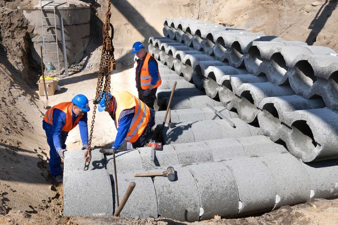 Schwammstadtkonzept: Industriebetrieb erweitert Versickerungsanlage mit Rigolensystem