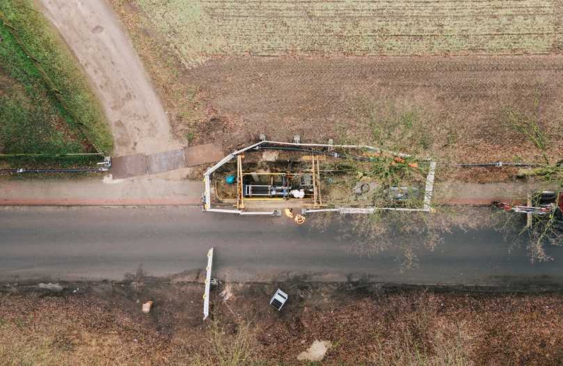 Nur punktuelle Baugruben sind erforderlich. Über diese wird das Berstgestänge eingezogen und das neue Rohr in gleicher Trasse verlegt. | Foto: Tracto