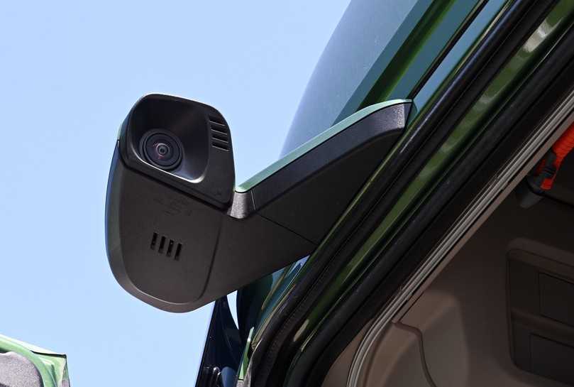 Die Kameraspiegel schmiegen sich an eng die S-Way-Kabine an und bieten wenig Angriffsfläche für den Fahrtwind. | Foto: FH Die Kameraspiegel schmiegen sich an eng die S-Way-Kabine an und bieten wenig Angriffsfläche für den Fahrtwind. | Foto: FH