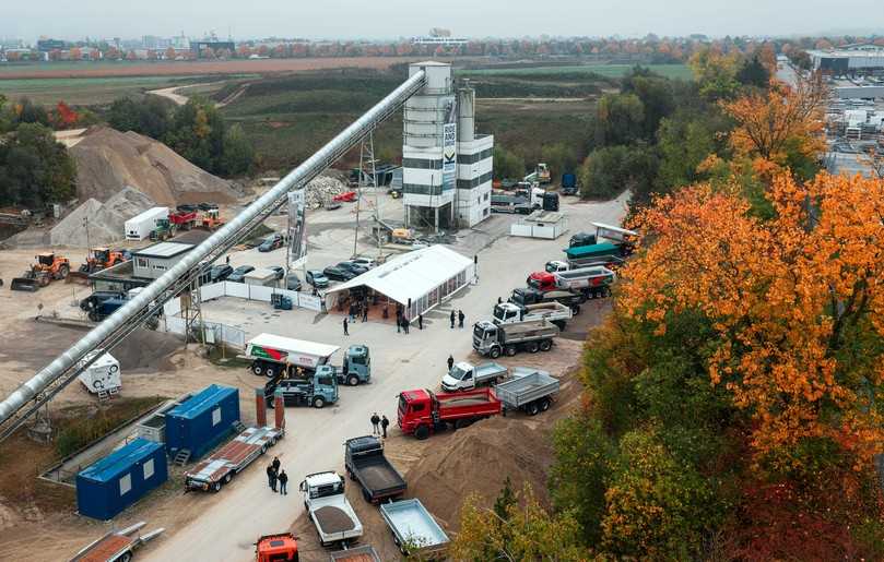 Das gibt es selten: 15 MAN-Baufahrzeuge und ebenso viele Anhänger und Auflieger von Kögel und Humbaur konnten im Kieswerk getestet werden. | Foto: Kögel