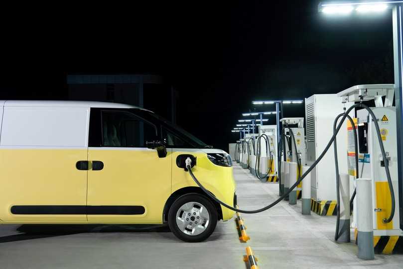 Das Nachladen der 64-kWh-Batterie erfolgt an 70-kW-Schnellladesäulen oder per Wallbox über Nacht mit 11 kW Ladeleistung. | Foto: Maxomotive Deutschland GmbH Das Nachladen der 64-kWh-Batterie erfolgt an 70-kW-Schnellladesäulen oder per Wallbox über Nacht mit 11 kW Ladeleistung. | Foto: Maxomotive Deutschland GmbH
